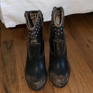Frye Jenny distressed/studded ankle boot size 6.5